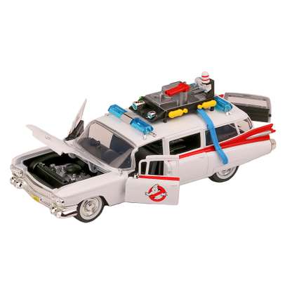 Macheta auto Cadillac Series 62 Ecto-1 Ghostbusters 1984 alb cu rosu 1:24