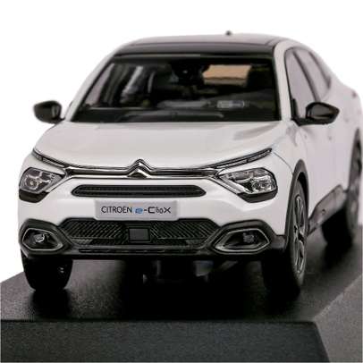 Macheta auto Citroen e-C4 X 2023 alb cu negru 1:43