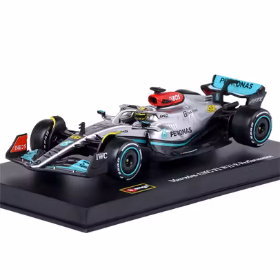 Macheta auto F1 Mercedes AMG W13E #44 Hamilton 2022 casca pilot