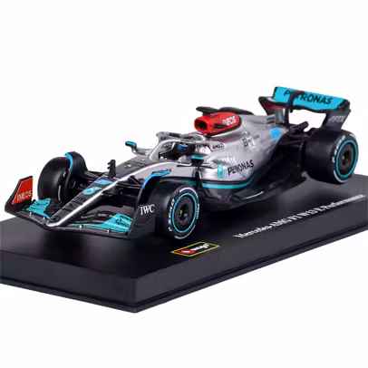 Macheta auto F1 Mercedes AMG W13E #63 Russel 2022 1:43 cu casca pilot