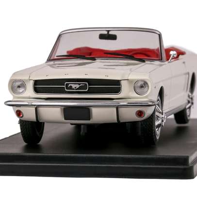 Macheta auto Ford Mustang Convertible 1965 crem 1-24