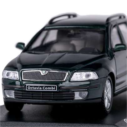 Macheta auto Skoda Octavia II Combi 2004 1-43 verde met - vedere din fata close up