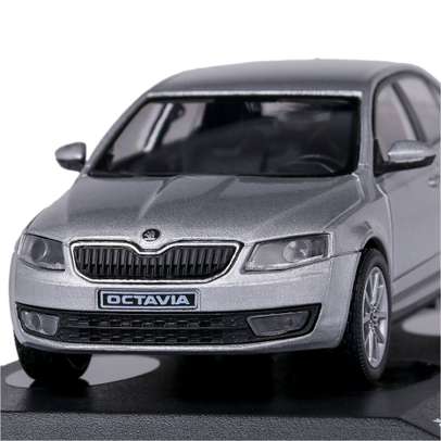 Machetă auto Skoda Octavia III 2012 argintiu metalizat, scara 1:43 - vedere din fata close up