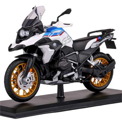 Macheta motocicleta BMW R1250GS 2020 scara 1:12 Maisto